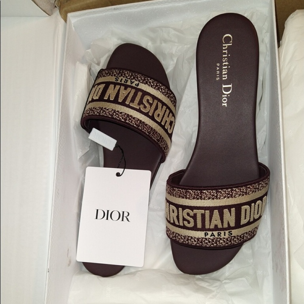 NEVER BEFORE WORN SIZE 39 burgundy Dior slides.